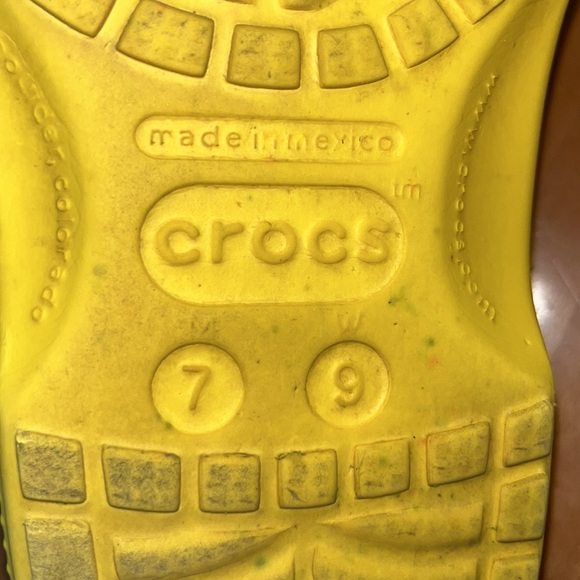 CROCS Classic Clog UNISEX in Lemon 🍋 - Picture 9 of 9